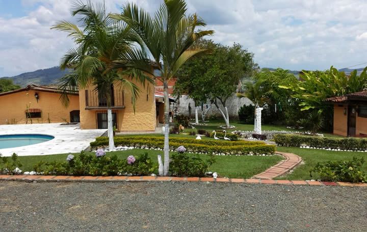 Alquiler de Finca Campestre Los Delfines, Lago Calima, Calima Darién | livevalledelcauca.com
